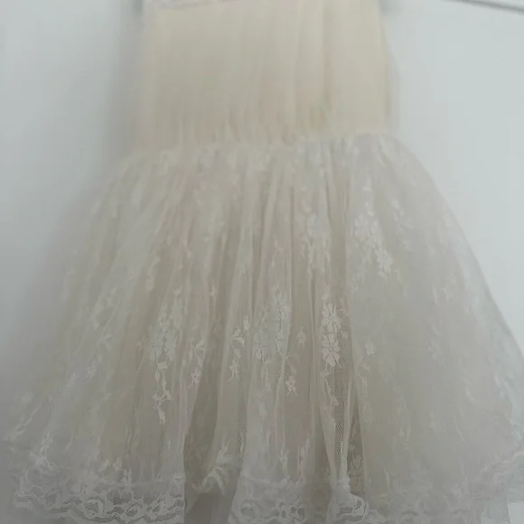 Elegant Cream Lace Dress - Picture 5 of 11